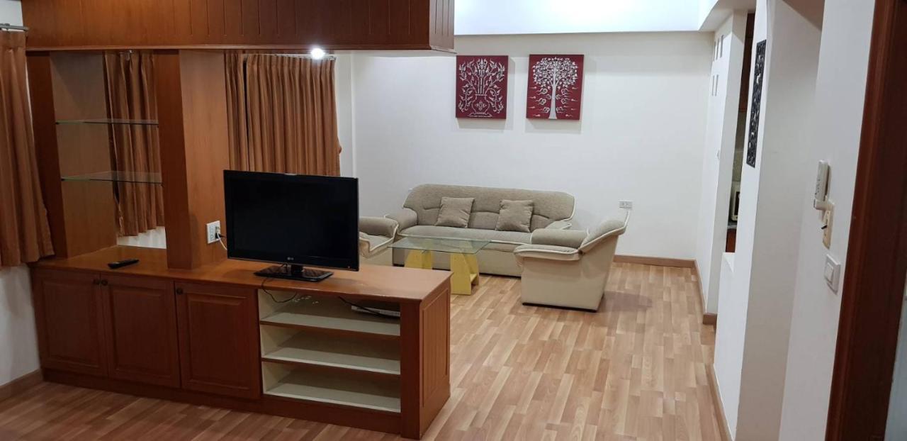 Jolly Guesthouse & Restaurant Паттая Екстер'єр фото