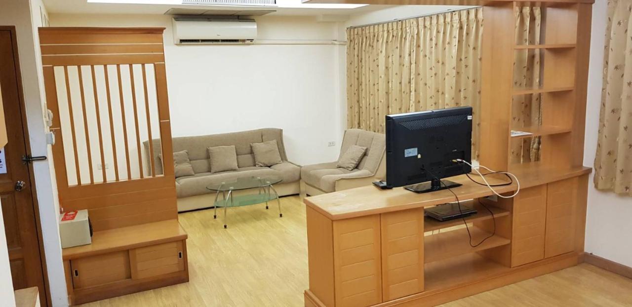 Jolly Guesthouse & Restaurant Паттая Екстер'єр фото