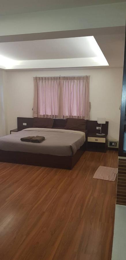 Jolly Guesthouse & Restaurant Паттая Екстер'єр фото
