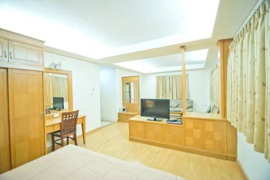 Jolly Guesthouse & Restaurant Паттая Екстер'єр фото